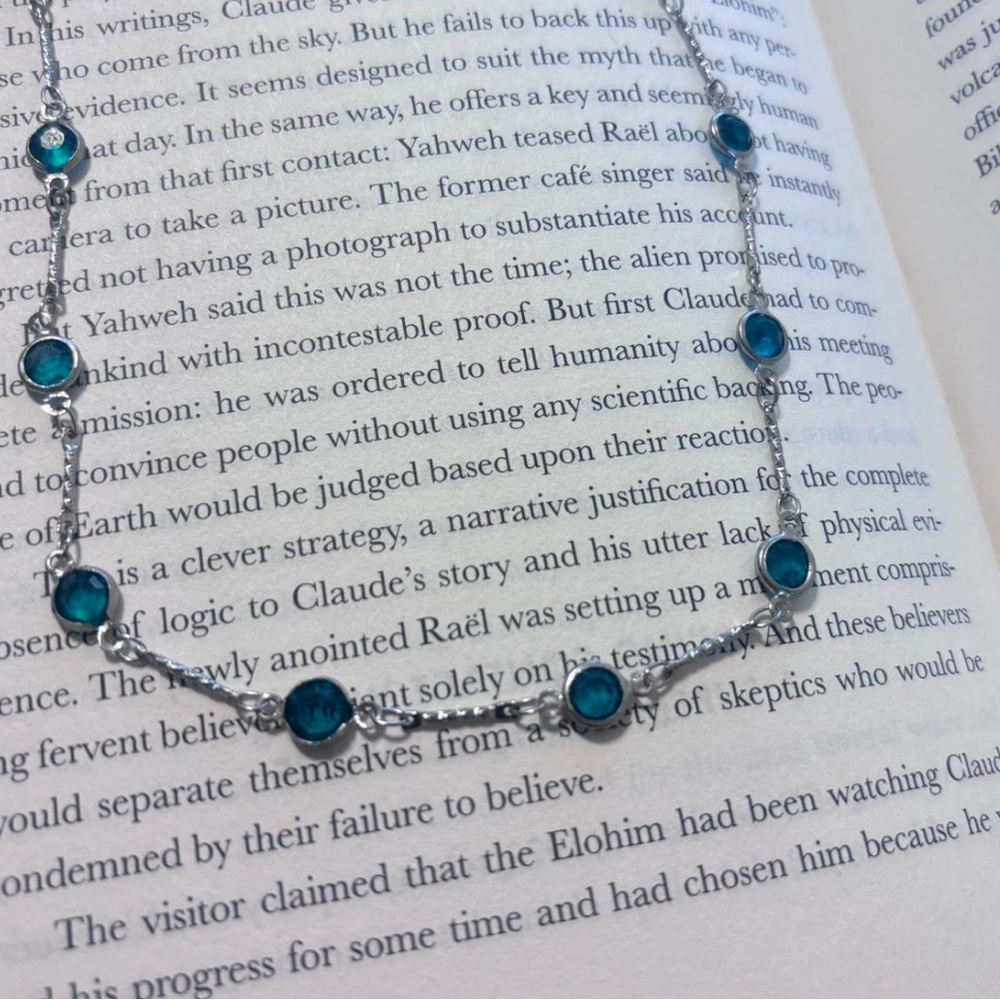 Elegant Silver Necklace with green Accents
